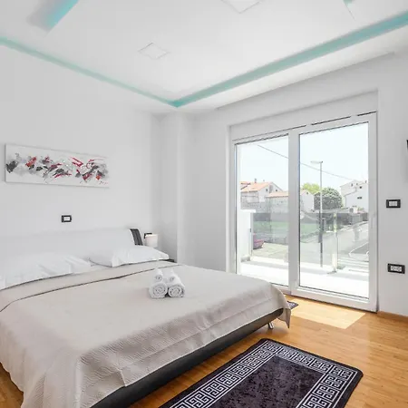 Gorgeous In With Outdoor Swimming Pool Holiday home *