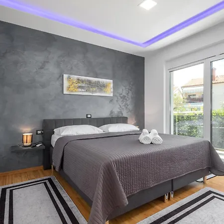 Gorgeous In With Outdoor Swimming Pool Holiday home
