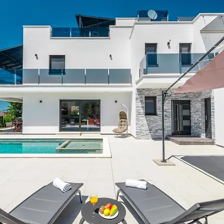 Gorgeous In With Outdoor Swimming Pool *