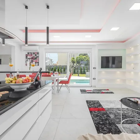 Gorgeous In With Outdoor Swimming Pool Holiday home