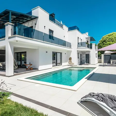 Gorgeous In With Outdoor Swimming Pool Holiday home *