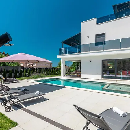 Gorgeous In With Outdoor Swimming Pool Holiday home