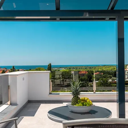 Gorgeous In With Outdoor Swimming Pool *