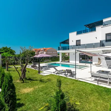 Holiday home Gorgeous In With Outdoor Swimming Pool *