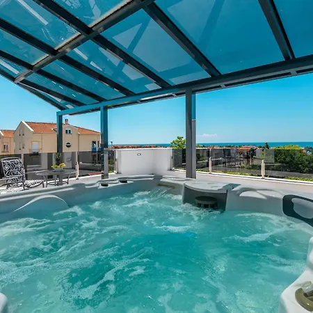 Gorgeous In With Outdoor Swimming Pool Holiday home *